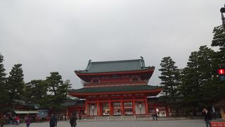 平安京の門を復元した華麗な門。