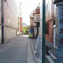 寺号標と参道