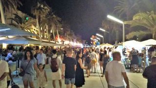 夜は人で一杯になります。