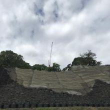 いたるところで崩れています。