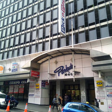 大きなビルの中に入ってます