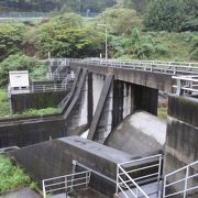 道平川ダムを親分とした取水ダム群の先鋒、屋敷川の水を取水し地下導水路を経て道平川ダム（荒船湖）に注がれます