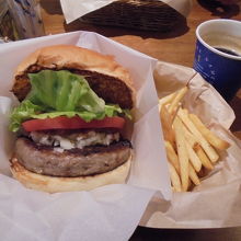 ランチセット。ドリンクは紙コップ