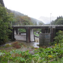 上流側から見ると天端が無ければ砂防ダムの様相