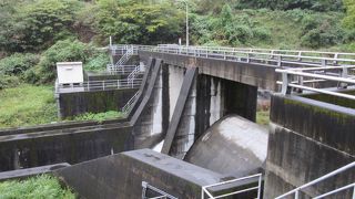 道平川ダムを親分とした取水ダム群の先鋒、屋敷川の水を取水し地下導水路を経て道平川ダム（荒船湖）に注がれます