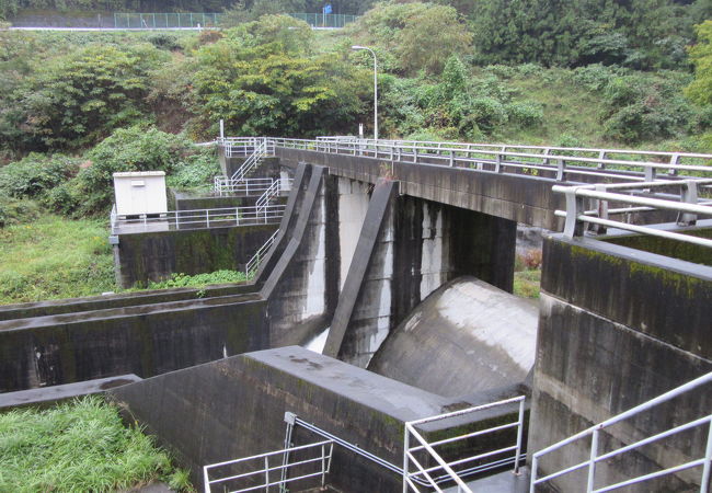 道平川ダムを親分とした取水ダム群の先鋒、屋敷川の水を取水し地下導水路を経て道平川ダム（荒船湖）に注がれます