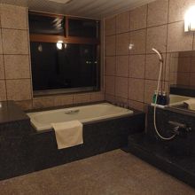 和洋室の部屋付き風呂。広いです