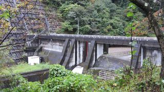 道平川ダムを親分とした取水ダム群の次鋒、市野萱川の水を取水し地下導水路を経て道平川ダム（荒船湖）に注がれます