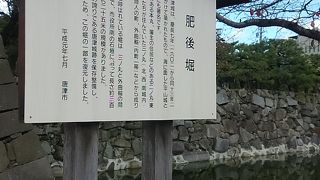 お堀の水深は浅いです