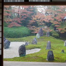 堂内からの庭園