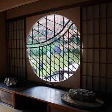 窓から見た庭園