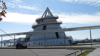 三角港にあるシンボリックな建物