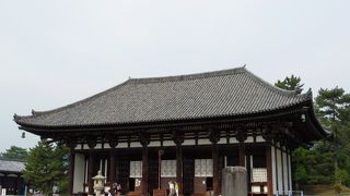 独特の屋根の曲線がいい。内部の仏像群も見ごたえあり