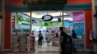 お土産の購入にも！薬局Boots(ブーツ)