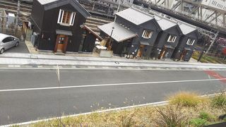 レトロなお店が並びます。