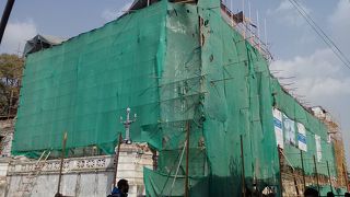 ネットに覆われ完全工事中