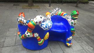 アート作品が並ぶストリート