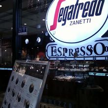 お店の入り口そばです。