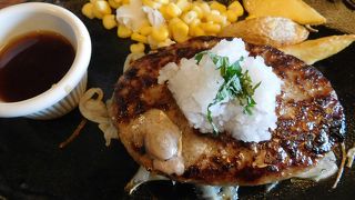 サラダバーはお得！！ハンバーグはそれなりかな。