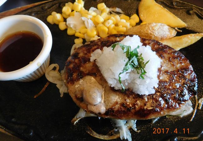 サラダバーはお得！！ハンバーグはそれなりかな。