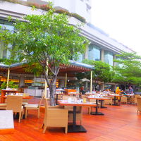 川を眺めながら屋外で朝食