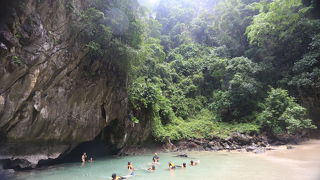 ムック島のエメラルド洞窟は必見