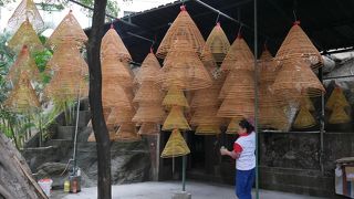 熱心にお参りしている中国人が多数いました。