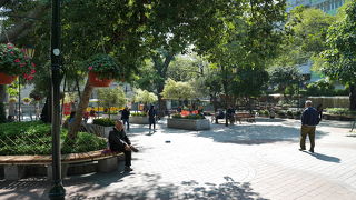 地元民がくつろぐ公園