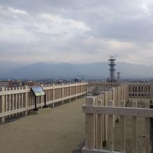 あいにくの曇りでした。天守台からの眺め。