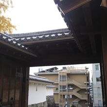 趣のある復元された門