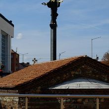 聖ペトカ地下教会の屋根の向こうに見えるソフィア像