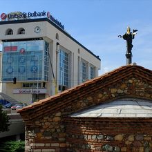 見方によっては、聖ペトカ地下教会の屋根に立っているかのよう。