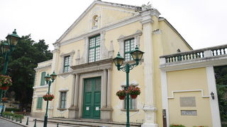 かわいらしい色彩の教会