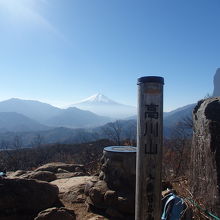 山頂標識と富士山