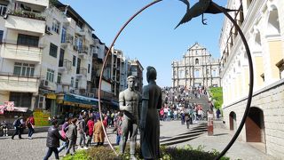 観光客でごったがいする広場