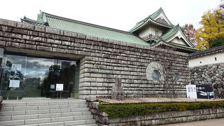 富山城敷地内にある美術館