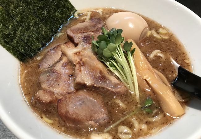 濃厚そうな見た目と違って柔らかなラーメン