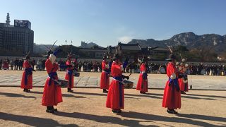 衛兵交代式が見られます。