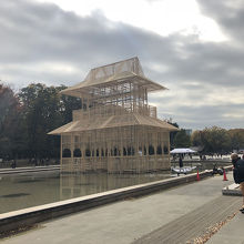 池に建てられた芸術作品