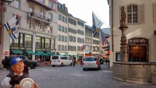 チューリッヒのオフィス街の中に、この広場がありました。