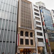 奥行のある綺麗な宝石店