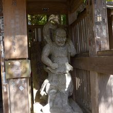 山門の仁王像　右手