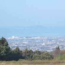 眼下に香川県観音寺市が見えます。沖に伊吹島も見えます。