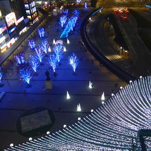 屋上ひろばから見た駅前広場のイルミネーション