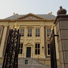 美術館の正面　宮殿のようです