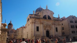 旧市街のアイコン的広場