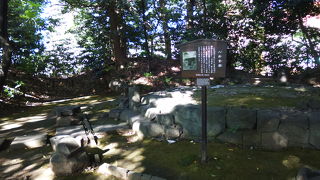 現在は、基礎が残っているのみです。