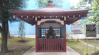 日本で初めての図書館をつくった方の碑