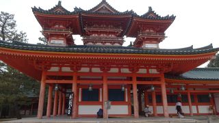 拝殿を守る様に建つ楼閣。