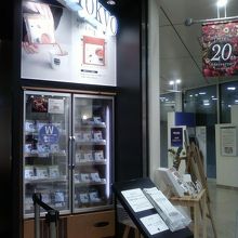 お店の入り口そばです。